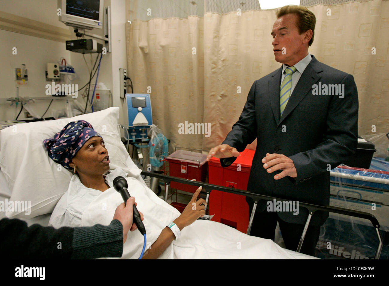 Apr 17, 2007 - San Diego, CA, Stati Uniti d'America - governatore Arnold Schwarzenegger, è interrogato dal paziente IVY HARRIS di sud-est di San Diego, come egli tours la stanza di emergenza presso lo Scripps Mercy Hospital di San Diego per promuovere il suo piano di estendere la copertura assicurativa per l'assicurato. Ella ha premuto lui per aiutare ad abbassare Foto Stock