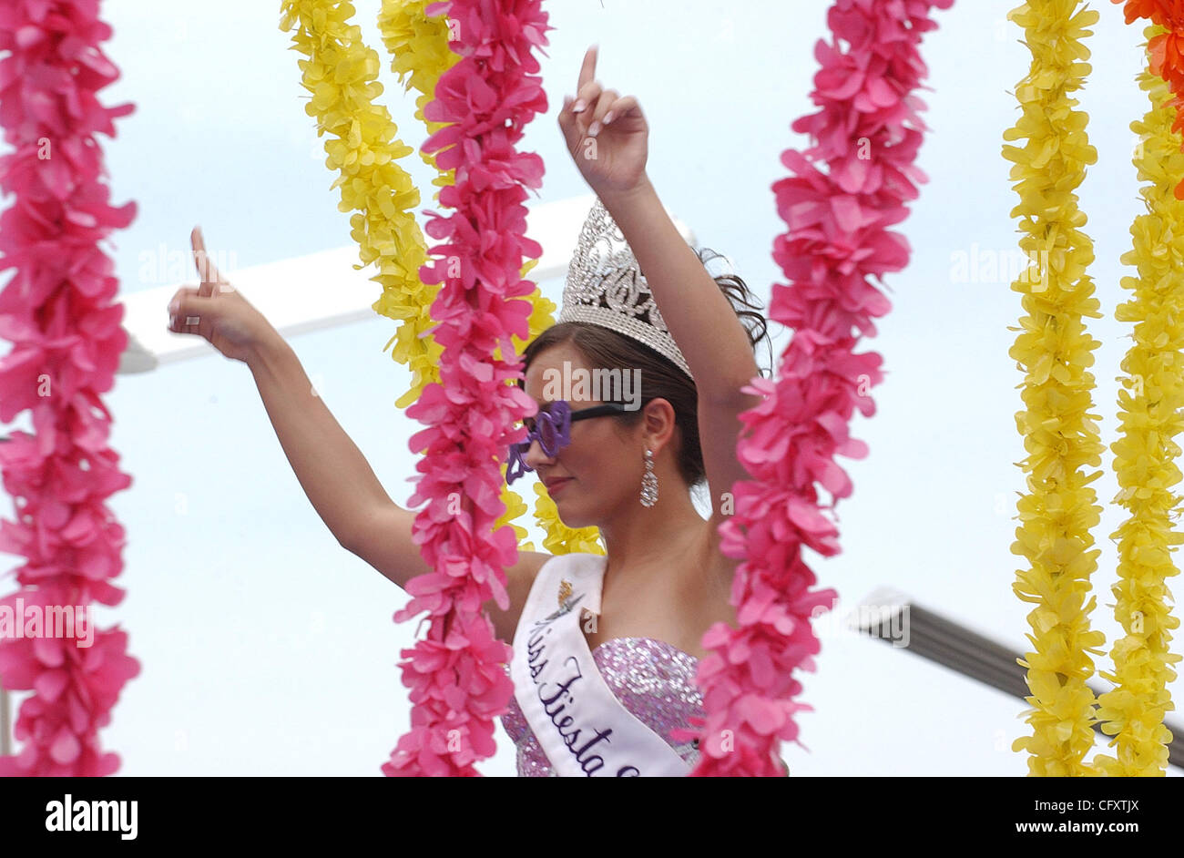 Apr 27, 2007 - San Antonio, TX, Stati Uniti d'America - Miss Fiesta San Antonio 2007 SAMANTHA GARCIA danza al ritmo delle bande durante la Battaglia dei Fiori parade. La battaglia dei fiori Parade è la manifestazione più antica e più grande corteo di Fiesta San Antonio attrae folle di più di 350.000. È il solo Foto Stock