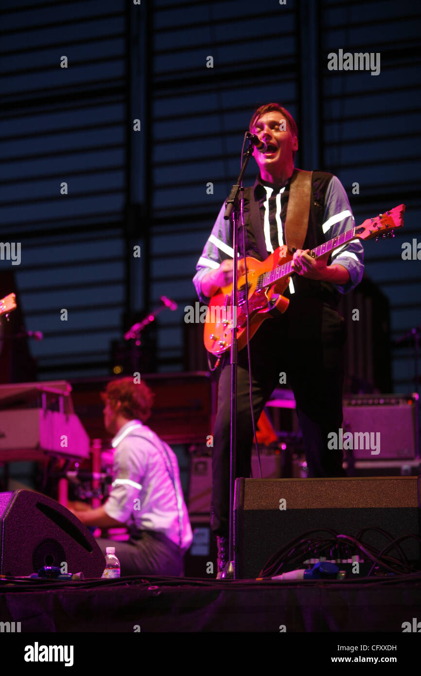 Arcade Fire eseguendo in Valle di Coachella Music e Arts Festival all'Impero campi da polo 2007 in Indio California il 28 aprile 2007. Win Butler lead vocals maschio di Richard Reed Parry -redheaded maschio con occhiali sulla sinistra dello stadio synth, megafono, percussioni Foto Stock