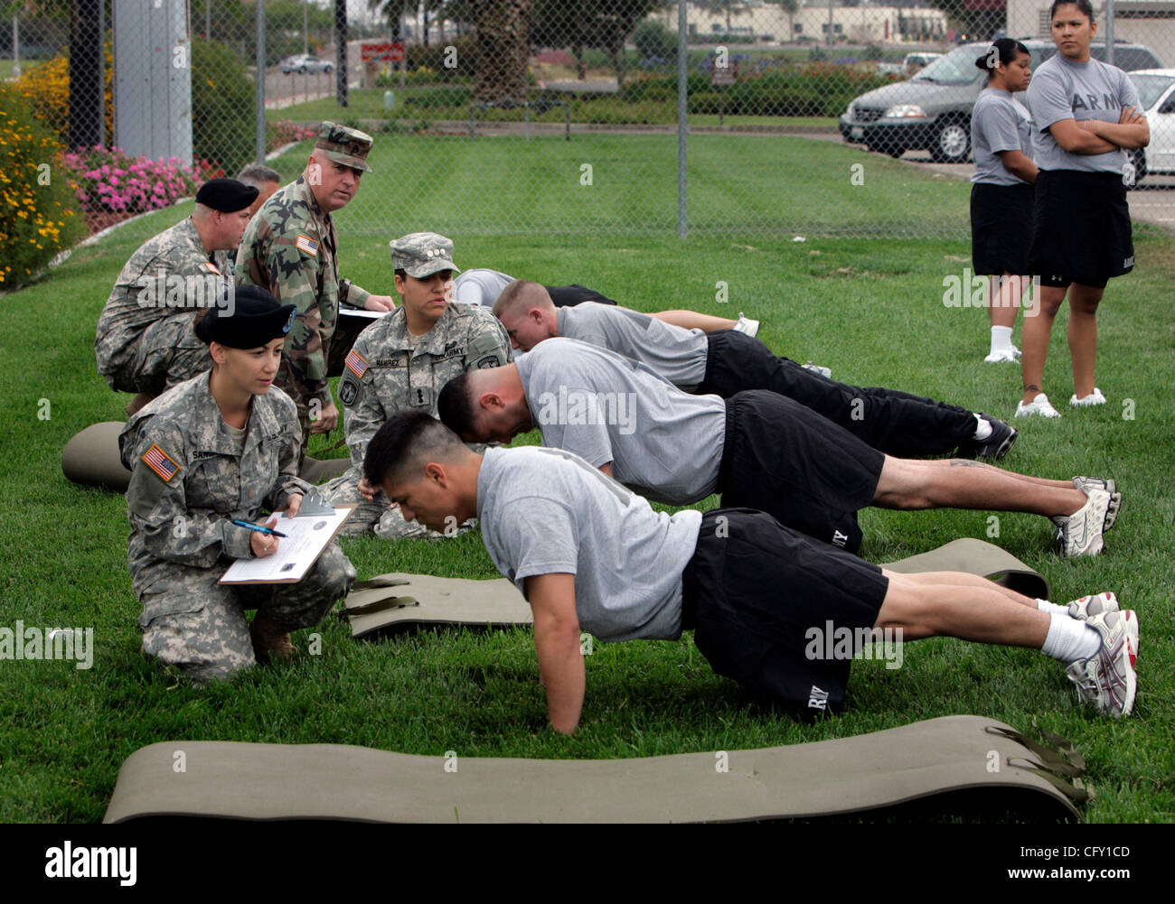 Giugno 2, 2007, San Diego, California, Stati Uniti d'America ....................... A ICM, U.S. Esercito Nazionale truppe di guardia andare attraverso un allenamento durante le unità di allenamento fisico. Membri dalla Polizia Militare company sono state distribuite in Iraq nel marzo 2003 a marzo 2004. Credito: Foto di, NELVIN C. C Foto Stock