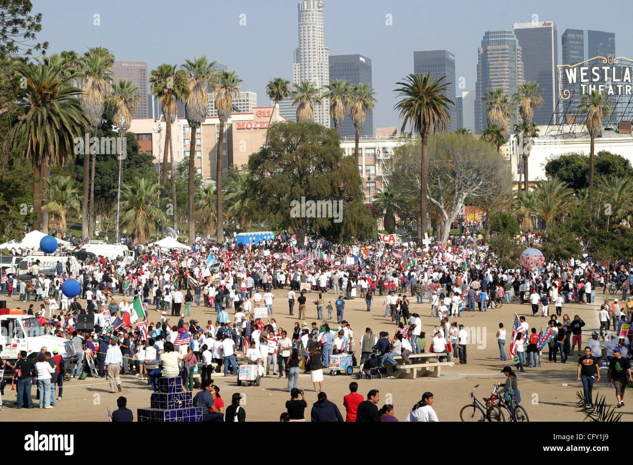 Maggio 02, 2007 - Los Angeles, CA, Stati Uniti d'America - un flag, ha avuto per le strade del centro cittadino di Los Angeles, hanno marciato al Municipio e poi scese sulla MacArthur Park per chiamare per un percorso di cittadinanza per gli immigrati clandestini. LA Police Chief Bratton ha detto oggi che alcune azioni intraprese da ufficiali cercando di cancellare un cr Foto Stock