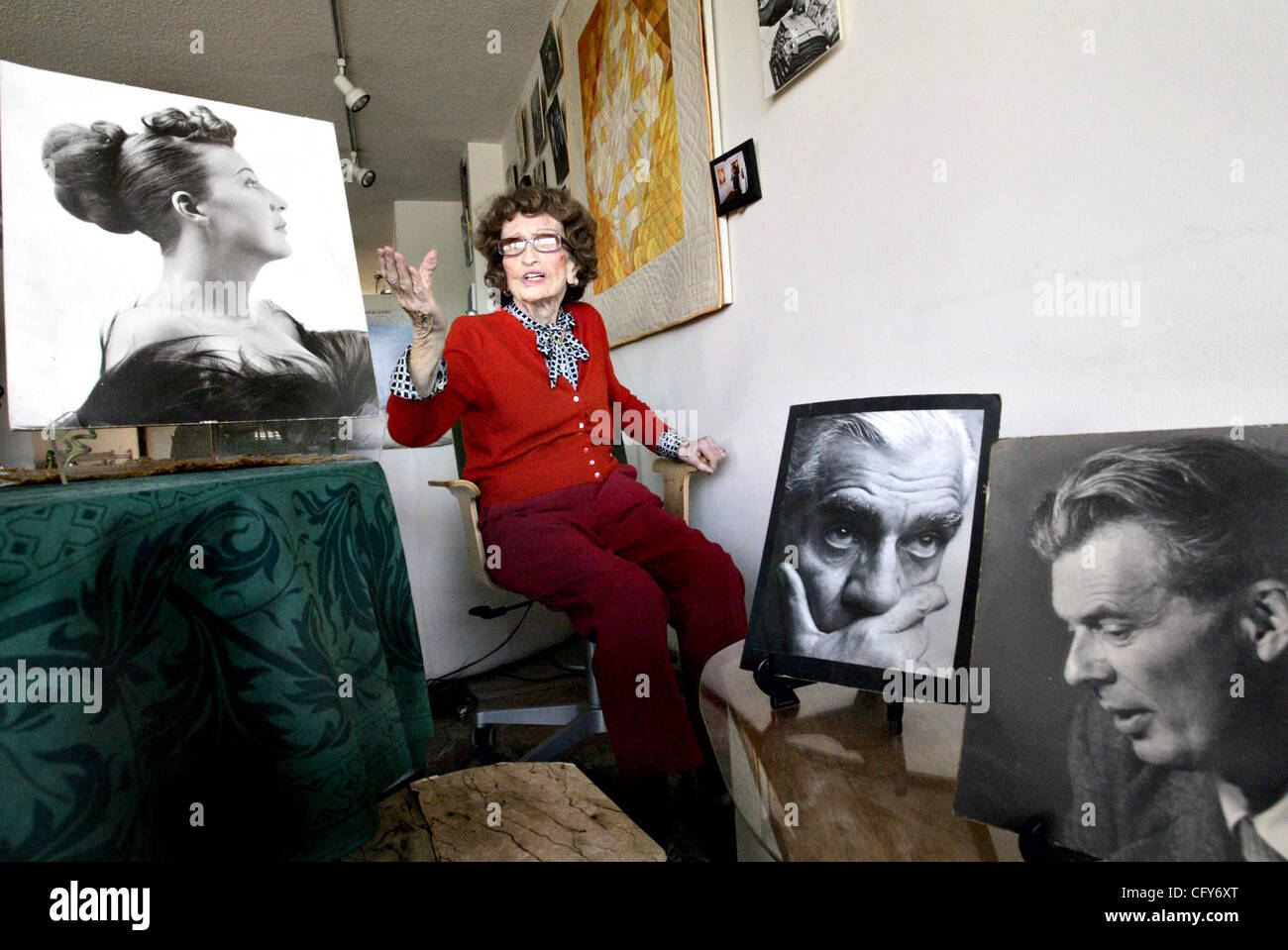 Maria Morris Lawrence visualizza alcuni del suo lavoro presso il suo appartamento a Oakland, in California, giovedì 3 maggio 2007. Morris è stata una delle prime donne fotoreporter di New York molto indietro nel 1937. I RITRATTI sono Gypsy Rose Lee, intrattenitore keft, Boris Karloff, attore e Aldous Huxley autore. (Ray C Foto Stock