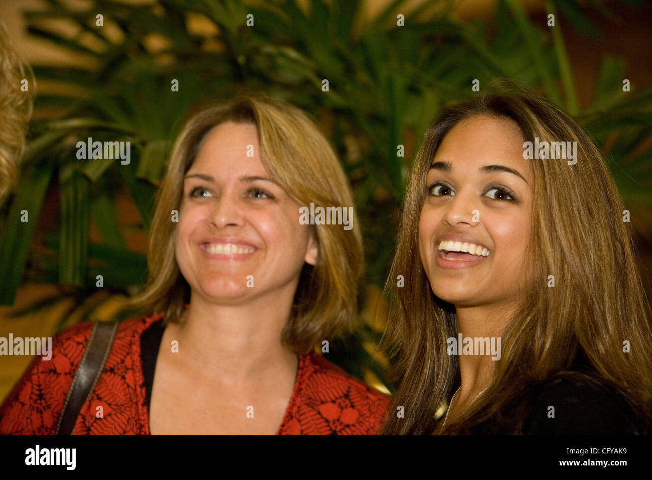 American Idol concorrente Sanjaya Malakar ritorna alla casa del Federal Way,WA. Egli è accolto con un benvenuto heros, presso il cortile al Commons un centro commerciale locale. Da stazioni radio locali, al Sindaco della città Michael Park. Giovani e vecchi girare fuori per cercare di intravedere il 'star'. Quando viene chiesto wh Foto Stock