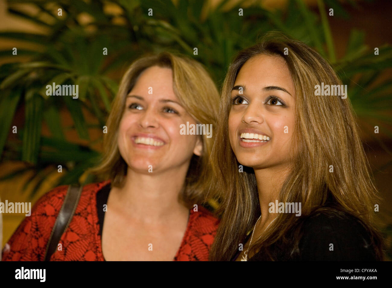 American Idol concorrente Sanjaya Malakar ritorna alla casa del Federal Way,WA. Egli è accolto con un benvenuto heros, presso il cortile al Commons un centro commerciale locale. Da stazioni radio locali, al Sindaco della città Michael Park. Giovani e vecchi girare fuori per cercare di intravedere il 'star'. Quando viene chiesto wh Foto Stock