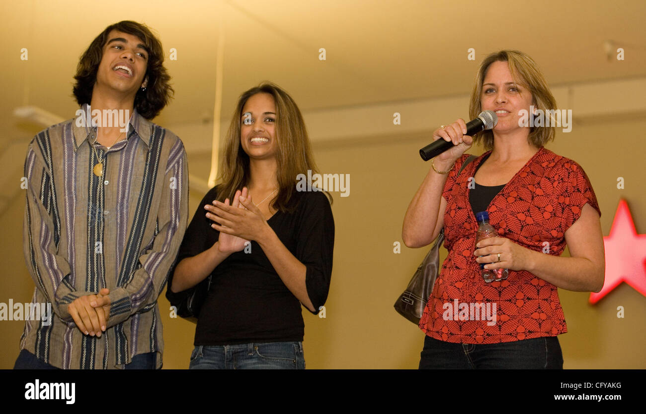 American Idol concorrente Sanjaya Malakar ritorna alla casa del Federal Way,WA. Egli è accolto con un benvenuto heros, presso il cortile al Commons un centro commerciale locale. Da stazioni radio locali, al Sindaco della città Michael Park. Giovani e vecchi girare fuori per cercare di intravedere il 'star'. Quando viene chiesto wh Foto Stock