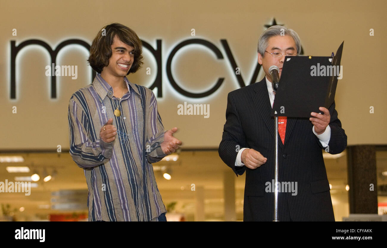 American Idol concorrente Sanjaya Malakar ritorna alla casa del Federal Way,WA. Egli è accolto con un benvenuto heros, presso il cortile al Commons un centro commerciale locale. Da stazioni radio locali, al Sindaco della città Michael Park. Giovani e vecchi girare fuori per cercare di intravedere il 'star'. Quando viene chiesto wh Foto Stock