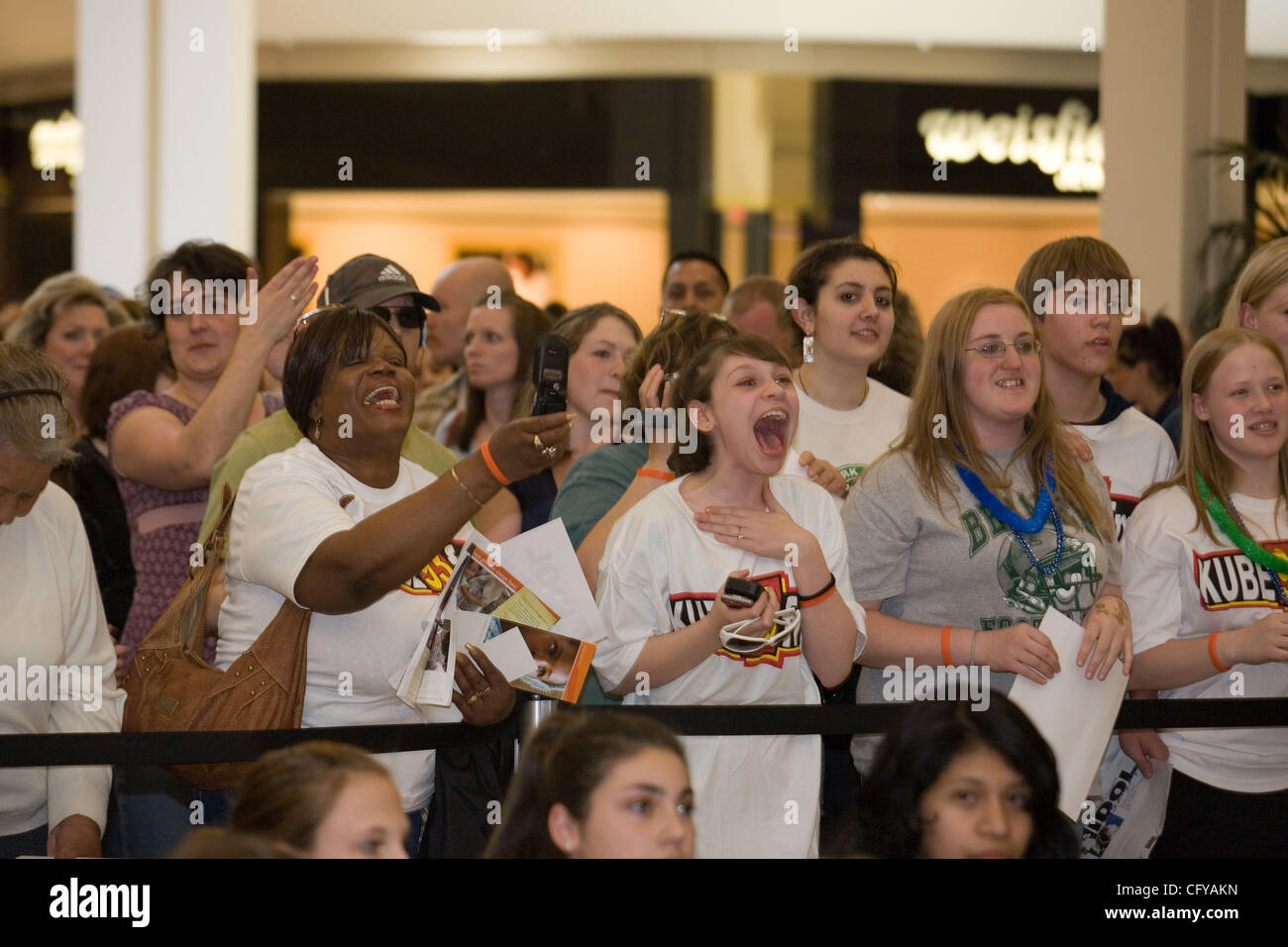American Idol concorrente Sanjaya Malakar ritorna alla casa del Federal Way,WA. Egli è accolto con un benvenuto heros, presso il cortile al Commons un centro commerciale locale. Da stazioni radio locali, al Sindaco della città Michael Park. Giovani e vecchi girare fuori per cercare di intravedere il 'star'. Quando viene chiesto wh Foto Stock