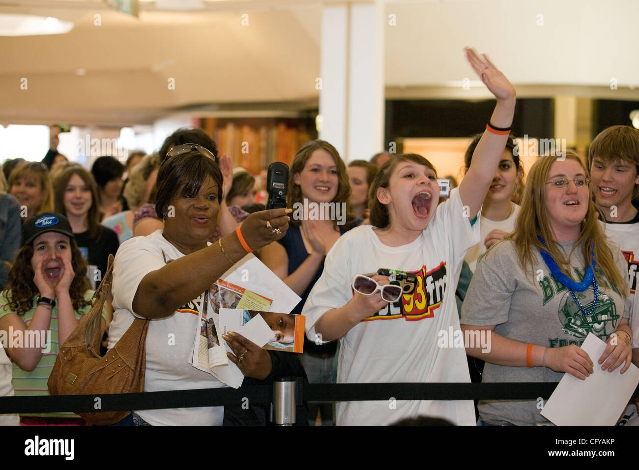 American Idol concorrente Sanjaya Malakar ritorna alla casa del Federal Way,WA. Egli è accolto con un benvenuto heros, presso il cortile al Commons un centro commerciale locale. Da stazioni radio locali, al Sindaco della città Michael Park. Giovani e vecchi girare fuori per cercare di intravedere il 'star'. Quando viene chiesto wh Foto Stock