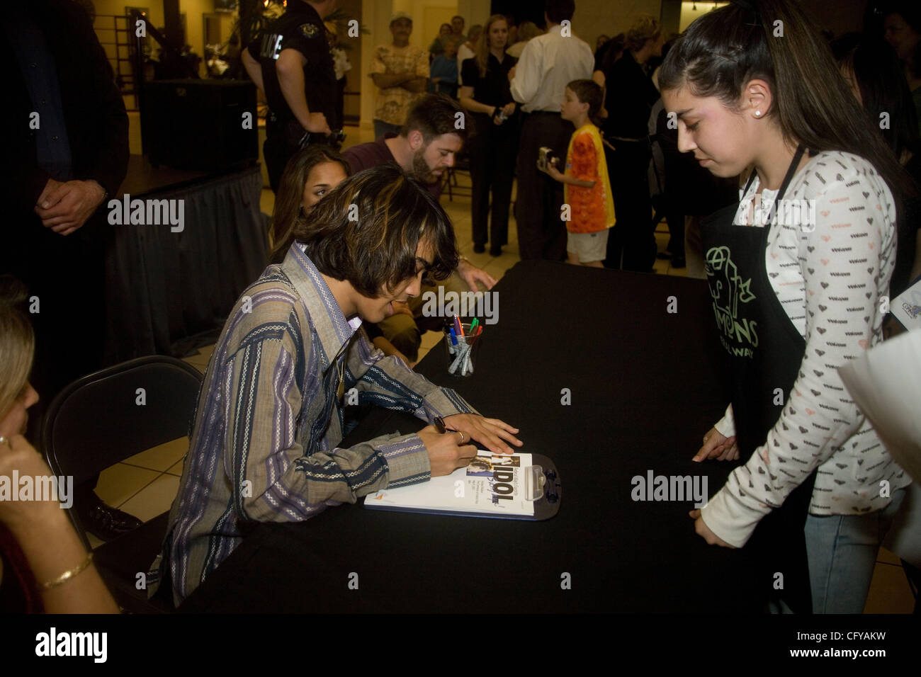 American Idol concorrente Sanjaya Malakar ritorna alla casa del Federal Way,WA. Egli è accolto con un benvenuto heros. Da stazioni radio locali, al Sindaco della città Michael Park. Giovani e vecchi girare fuori per cercare di intravedere il 'star'. Quando viene chiesto di specificare chi ha avuto l'idea di inserire l'idolo americano. Sanja Foto Stock