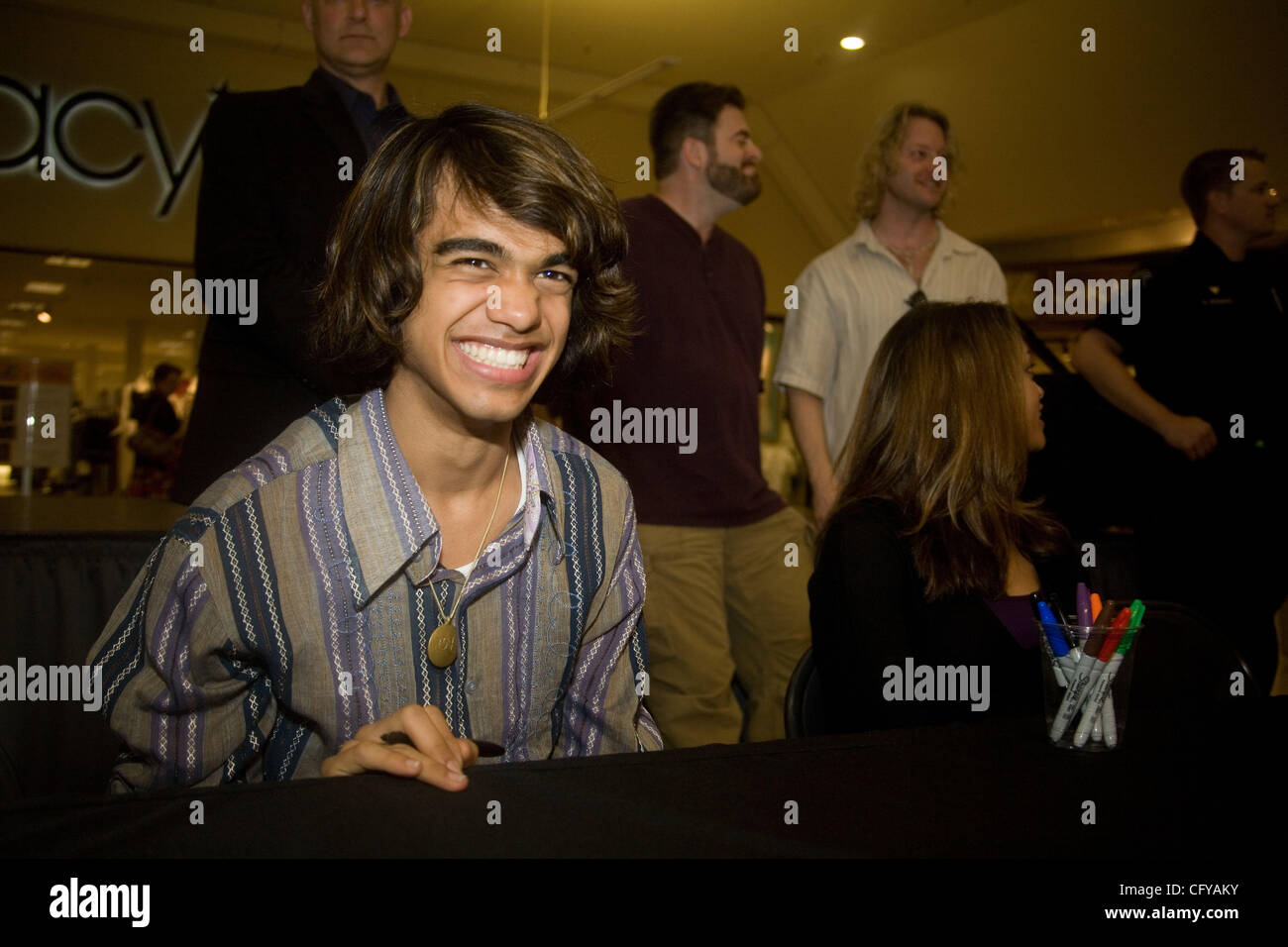 American Idol concorrente Sanjaya Malakar ritorna alla casa del Federal Way,WA. Egli è accolto con un benvenuto heros. Da stazioni radio locali, al Sindaco della città Michael Park. Giovani e vecchi girare fuori per cercare di intravedere il 'star'. Quando viene chiesto di specificare chi ha avuto l'idea di inserire l'idolo americano. Sanja Foto Stock