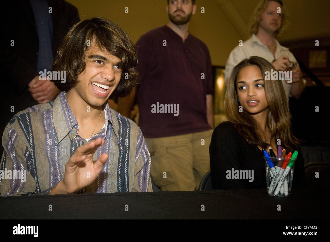 American Idol concorrente Sanjaya Malakar ritorna alla casa del Federal Way,WA. Egli è accolto con un benvenuto heros, presso il cortile al Commons un centro commerciale locale. Da stazioni radio locali, al Sindaco della città Michael Park. Giovani e vecchi girare fuori per cercare di intravedere il 'star'. Quando viene chiesto wh Foto Stock