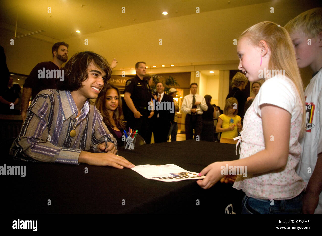 American Idol concorrente Sanjaya Malakar ritorna alla casa del Federal Way,WA. Egli è accolto con un benvenuto heros, presso il cortile al Commons un centro commerciale locale. Da stazioni radio locali, al Sindaco della città Michael Park. Giovani e vecchi girare fuori per cercare di intravedere il 'star'. Quando viene chiesto wh Foto Stock