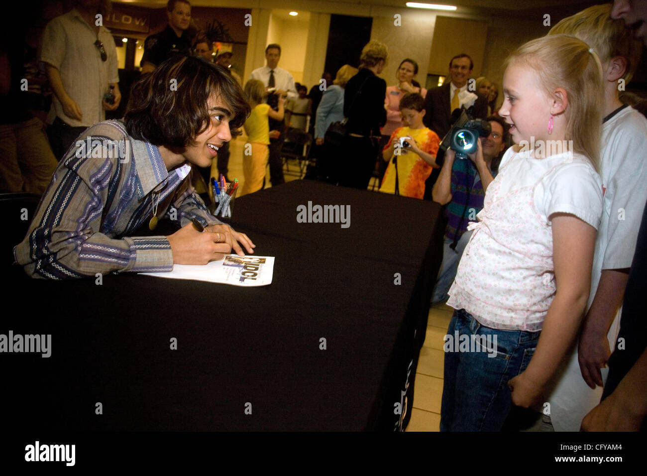 American Idol concorrente Sanjaya Malakar ritorna alla casa del Federal Way,WA. Egli è accolto con un benvenuto heros, presso il cortile al Commons un centro commerciale locale. Da stazioni radio locali, al Sindaco della città Michael Park. Giovani e vecchi girare fuori per cercare di intravedere il 'star'. Quando viene chiesto wh Foto Stock