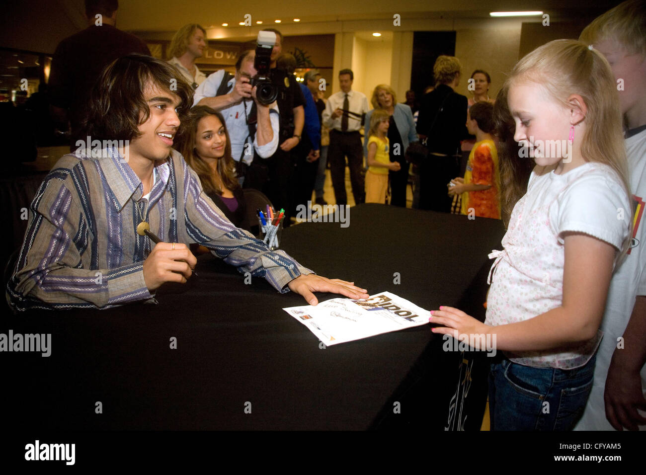 American Idol concorrente Sanjaya Malakar ritorna alla casa del Federal Way,WA. Egli è accolto con un benvenuto heros, presso il cortile al Commons un centro commerciale locale. Da stazioni radio locali, al Sindaco della città Michael Park. Giovani e vecchi girare fuori per cercare di intravedere il 'star'. Quando viene chiesto wh Foto Stock