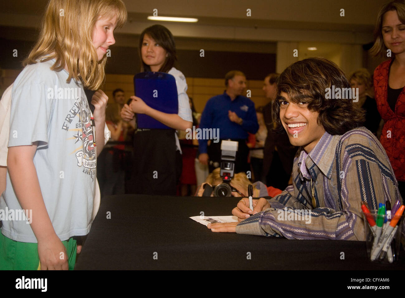 American Idol concorrente Sanjaya Malakar ritorna alla casa del Federal Way,WA. Egli è accolto con un benvenuto heros. Da stazioni radio locali, al Sindaco della città Michael Park. Giovani e vecchi girare fuori per cercare di intravedere il 'star'. Quando viene chiesto di specificare chi ha avuto l'idea di inserire l'idolo americano. Sanja Foto Stock