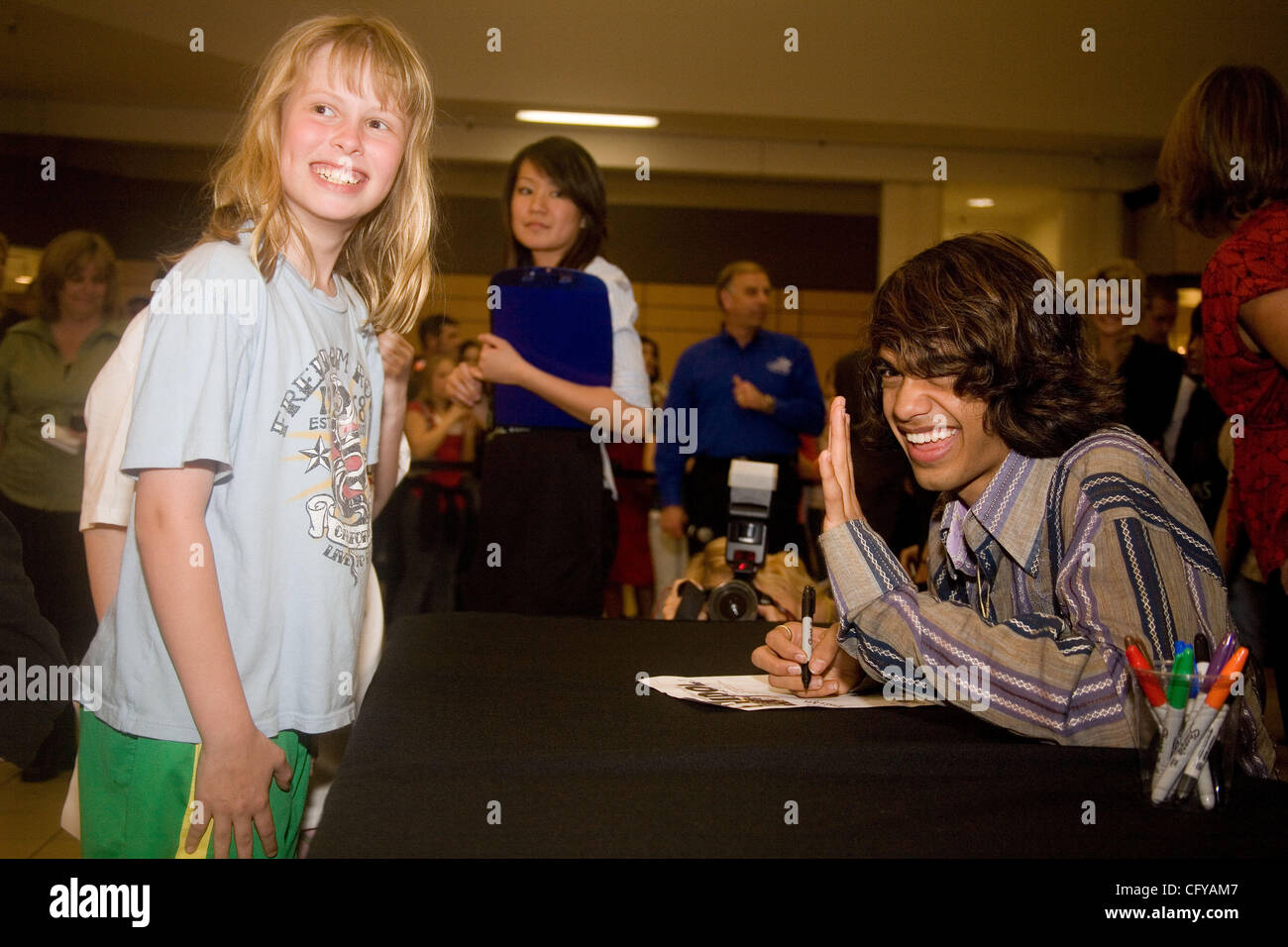 American Idol concorrente Sanjaya Malakar ritorna alla casa del Federal Way,WA. Egli è accolto con un benvenuto heros. Da stazioni radio locali, al Sindaco della città Michael Park. Giovani e vecchi girare fuori per cercare di intravedere il 'star'. Quando viene chiesto di specificare chi ha avuto l'idea di inserire l'idolo americano. Sanja Foto Stock