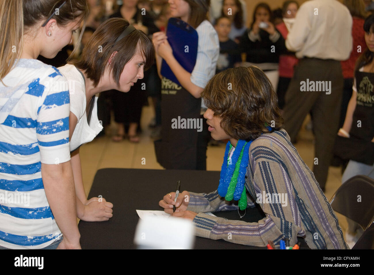American Idol concorrente Sanjaya Malakar ritorna alla casa del Federal Way,WA. Egli è accolto con un benvenuto heros, presso il cortile al Commons un centro commerciale locale. Da stazioni radio locali, al Sindaco della città Michael Park. Giovani e vecchi girare fuori per cercare di intravedere il 'star'. Quando viene chiesto wh Foto Stock