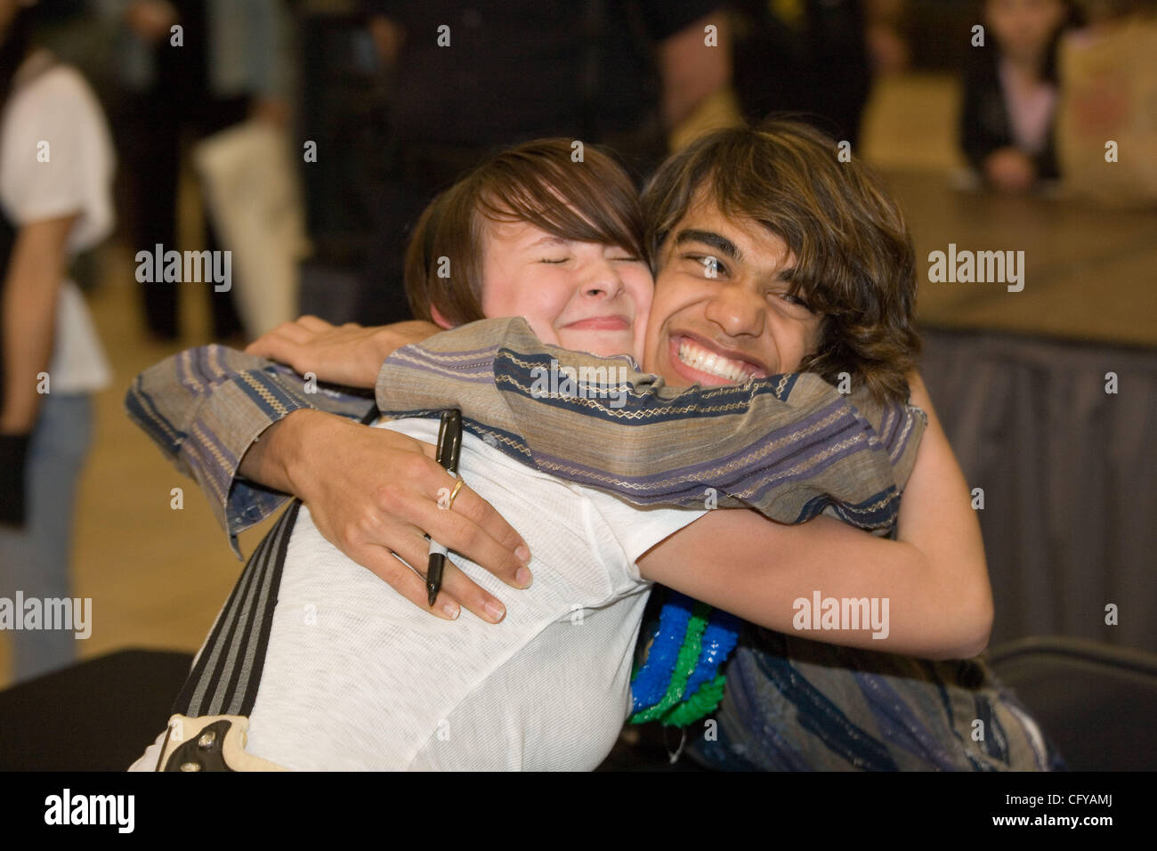 American Idol concorrente Sanjaya Malakar ritorna alla casa del Federal Way,WA. Egli è accolto con un benvenuto heros, presso il cortile al Commons un centro commerciale locale. Da stazioni radio locali, al Sindaco della città Michael Park. Giovani e vecchi girare fuori per cercare di intravedere il 'star'. Quando viene chiesto wh Foto Stock