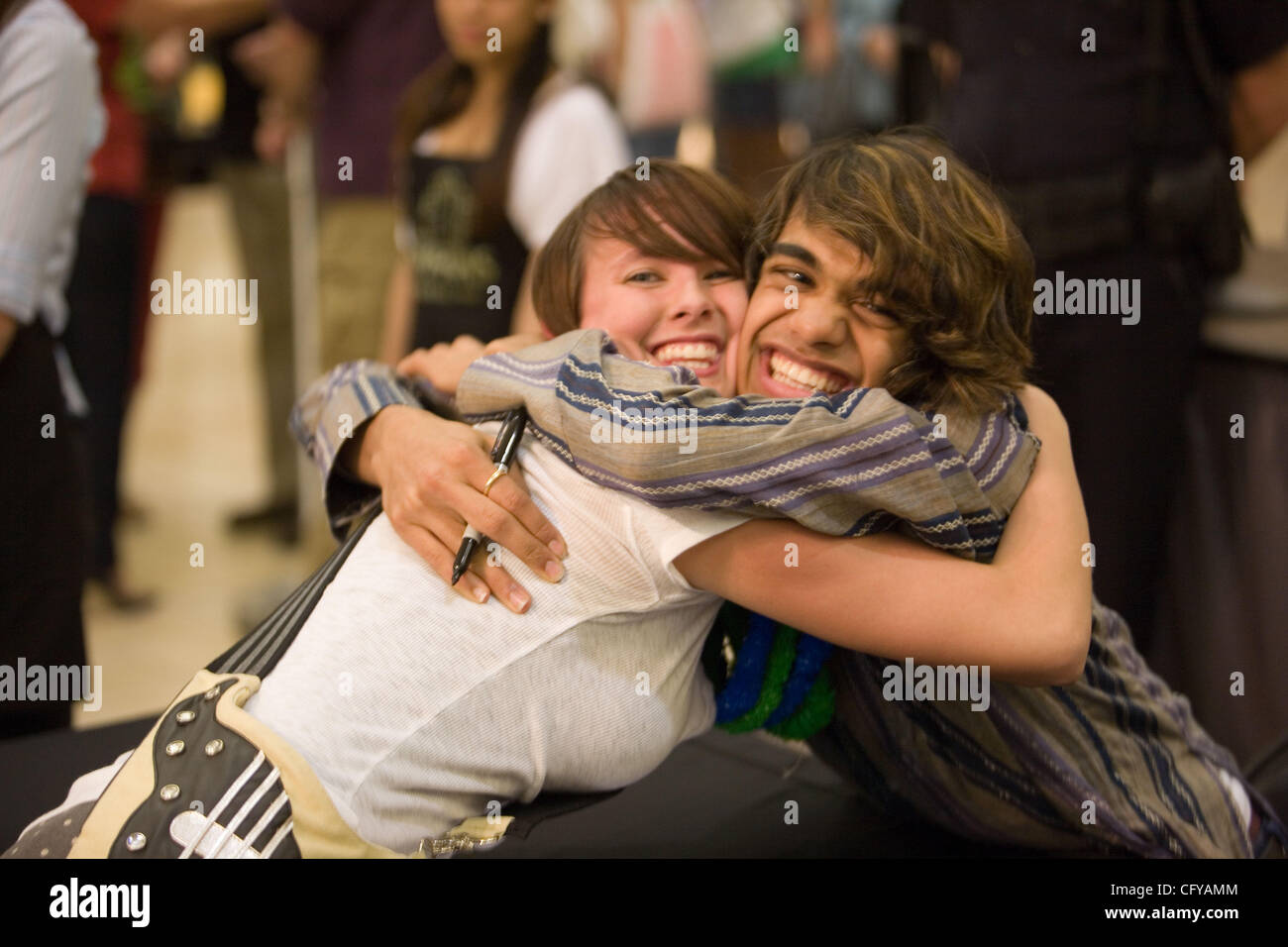 American Idol concorrente Sanjaya Malakar ritorna alla casa del Federal Way,WA. Egli è accolto con un benvenuto heros, presso il cortile al Commons un centro commerciale locale. Da stazioni radio locali, al Sindaco della città Michael Park. Giovani e vecchi girare fuori per cercare di intravedere il 'star'. Quando viene chiesto wh Foto Stock