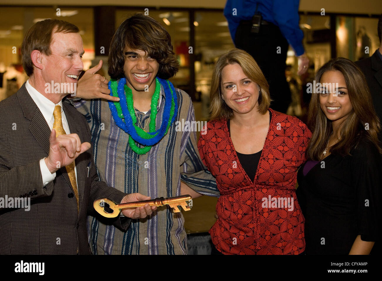 American Idol concorrente Sanjaya Malakar ritorna alla casa del Federal Way,WA. Egli è accolto con un benvenuto heros, presso il cortile al Commons un centro commerciale locale. Da stazioni radio locali, al Sindaco della città Michael Park. Giovani e vecchi girare fuori per cercare di intravedere il 'star'. Quando viene chiesto wh Foto Stock