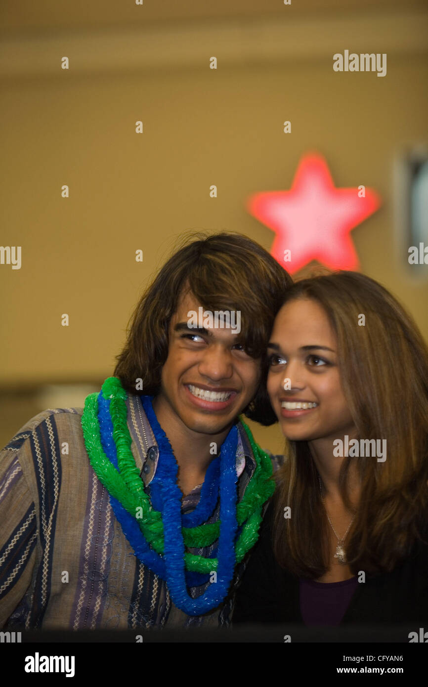 American Idol concorrente Sanjaya Malakar ritorna alla casa del Federal Way,WA. Egli è accolto con un benvenuto heros, presso il cortile al Commons un centro commerciale locale. Da stazioni radio locali, al Sindaco della città Michael Park. Giovani e vecchi girare fuori per cercare di intravedere il 'star'. Quando viene chiesto wh Foto Stock