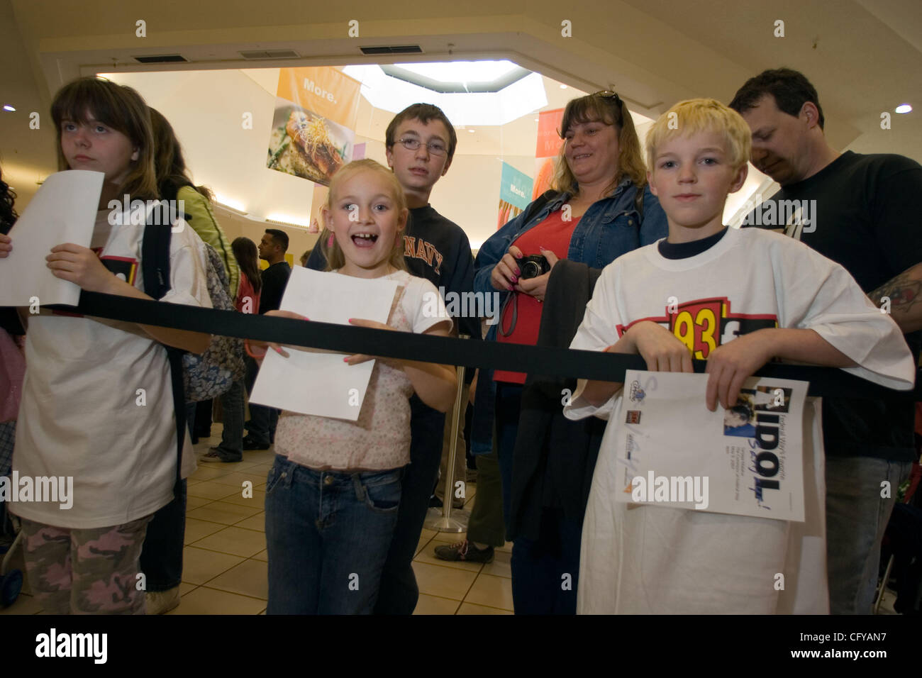 American Idol concorrente Sanjaya Malakar ritorna alla casa del Federal Way,WA. Egli è accolto con un benvenuto heros, presso il cortile al Commons un centro commerciale locale. Da stazioni radio locali, al Sindaco della città Michael Park. Giovani e vecchi girare fuori per cercare di intravedere il 'star'. Quando viene chiesto wh Foto Stock