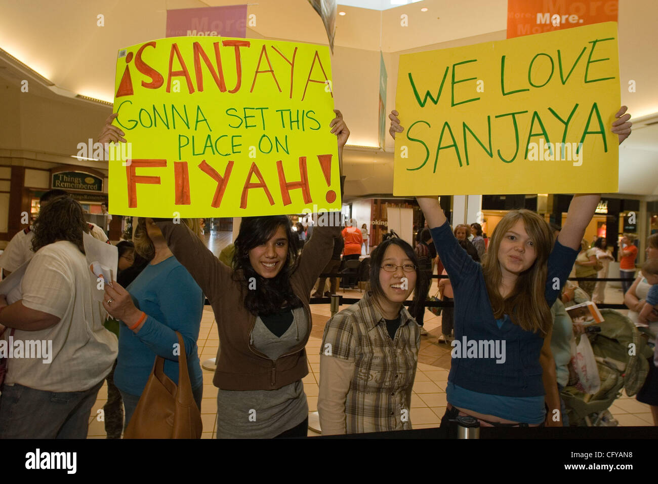 American Idol concorrente Sanjaya Malakar ritorna alla casa del Federal Way,WA. Egli è accolto con un benvenuto heros, presso il cortile al Commons un centro commerciale locale. Da stazioni radio locali, al Sindaco della città Michael Park. Giovani e vecchi girare fuori per cercare di intravedere il 'star'. Quando viene chiesto wh Foto Stock