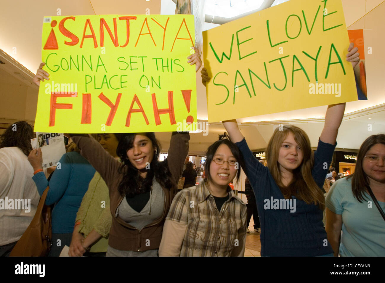 American Idol concorrente Sanjaya Malakar ritorna alla casa del Federal Way,WA. Egli è accolto con un benvenuto heros, presso il cortile al Commons un centro commerciale locale. Da stazioni radio locali, al Sindaco della città Michael Park. Giovani e vecchi girare fuori per cercare di intravedere il 'star'. Quando viene chiesto wh Foto Stock