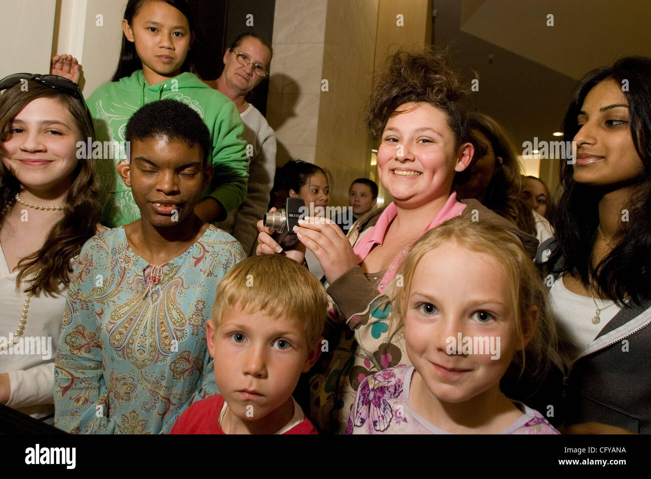 American Idol concorrente Sanjaya Malakar ritorna alla casa del Federal Way,WA. Egli è accolto con un benvenuto heros, presso il cortile al Commons un centro commerciale locale. Da stazioni radio locali, al Sindaco della città Michael Park. Giovani e vecchi girare fuori per cercare di intravedere il 'star'. Quando viene chiesto wh Foto Stock