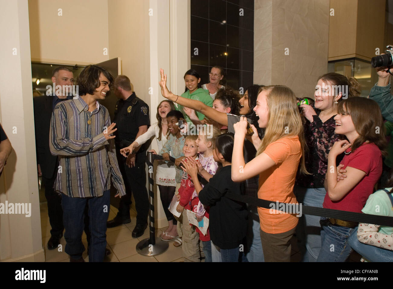 American Idol concorrente Sanjaya Malakar ritorna alla casa del Federal Way,WA. Egli è accolto con un benvenuto heros, presso il cortile al Commons un centro commerciale locale. Da stazioni radio locali, al Sindaco della città Michael Park. Giovani e vecchi girare fuori per cercare di intravedere il 'star'. Quando viene chiesto wh Foto Stock