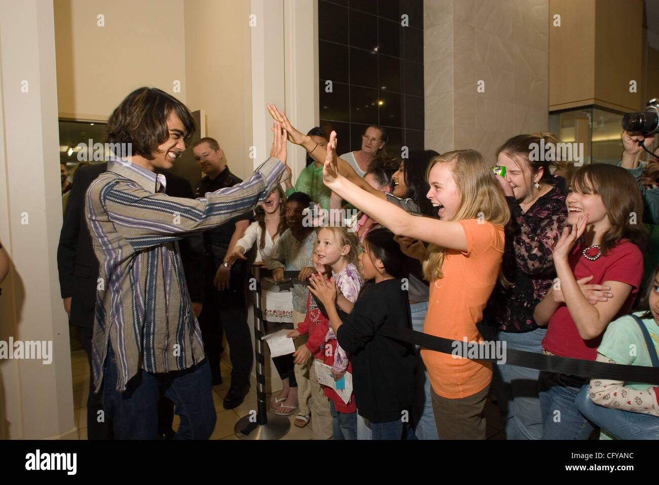 American Idol concorrente Sanjaya Malakar ritorna alla casa del Federal Way,WA. Egli è accolto con un benvenuto heros, presso il cortile al Commons un centro commerciale locale. Da stazioni radio locali, al Sindaco della città Michael Park. Giovani e vecchi girare fuori per cercare di intravedere il 'star'. Quando viene chiesto wh Foto Stock