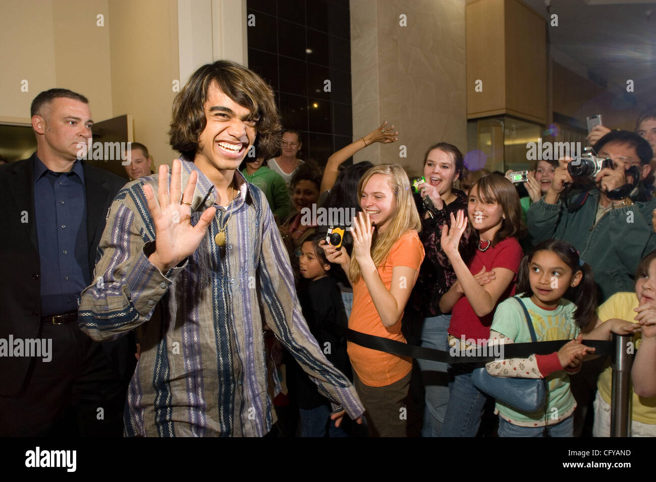 American Idol concorrente Sanjaya Malakar ritorna alla casa del Federal Way,WA. Egli è accolto con un benvenuto heros, presso il cortile al Commons un centro commerciale locale. Da stazioni radio locali, al Sindaco della città Michael Park. Giovani e vecchi girare fuori per cercare di intravedere il 'star'. Quando viene chiesto wh Foto Stock