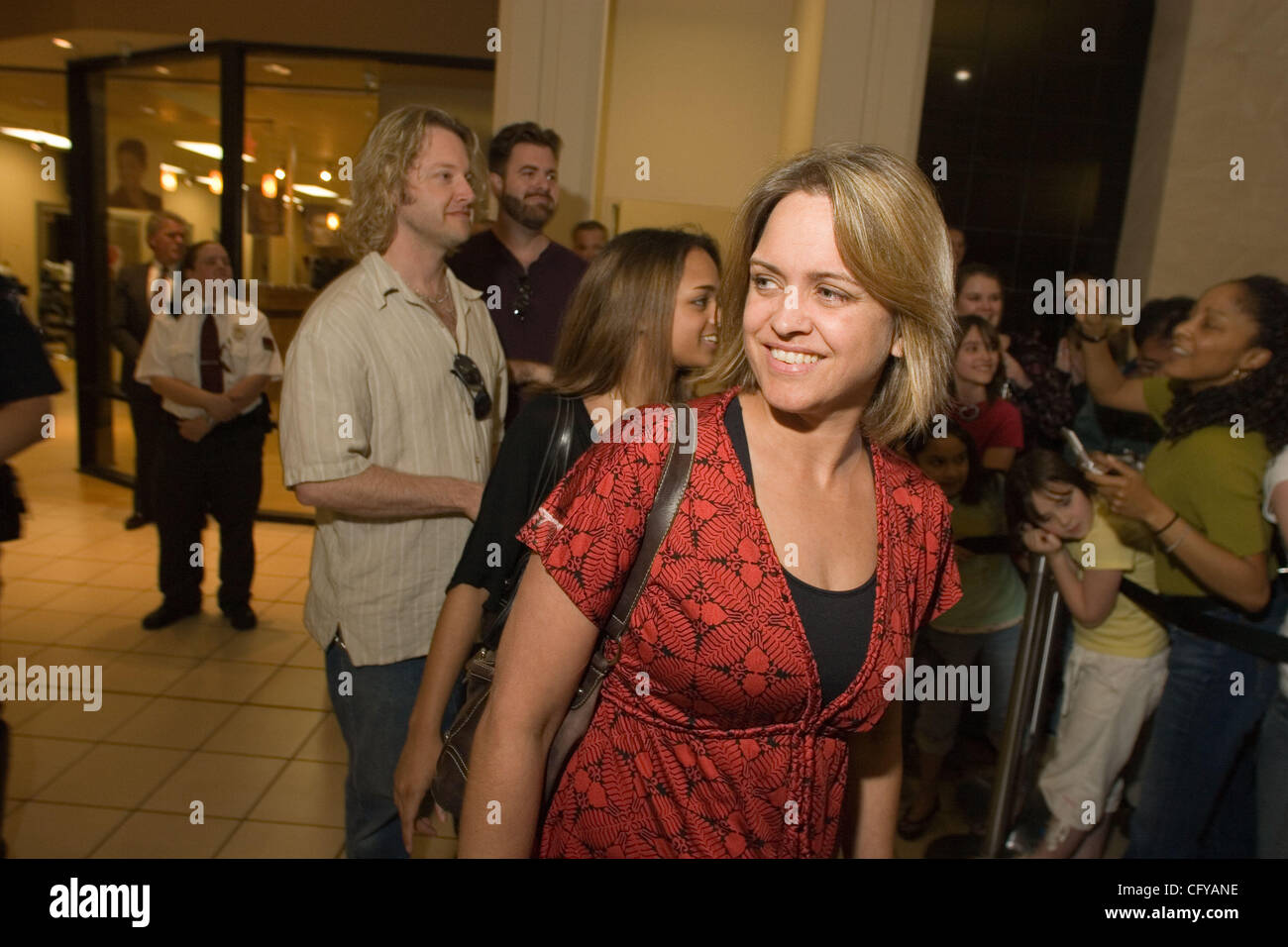 American Idol concorrente Sanjaya Malakar ritorna alla casa del Federal Way,WA. Egli è accolto con un benvenuto heros, presso il cortile al Commons un centro commerciale locale. Da stazioni radio locali, al Sindaco della città Michael Park. Giovani e vecchi girare fuori per cercare di intravedere il 'star'. Quando viene chiesto wh Foto Stock