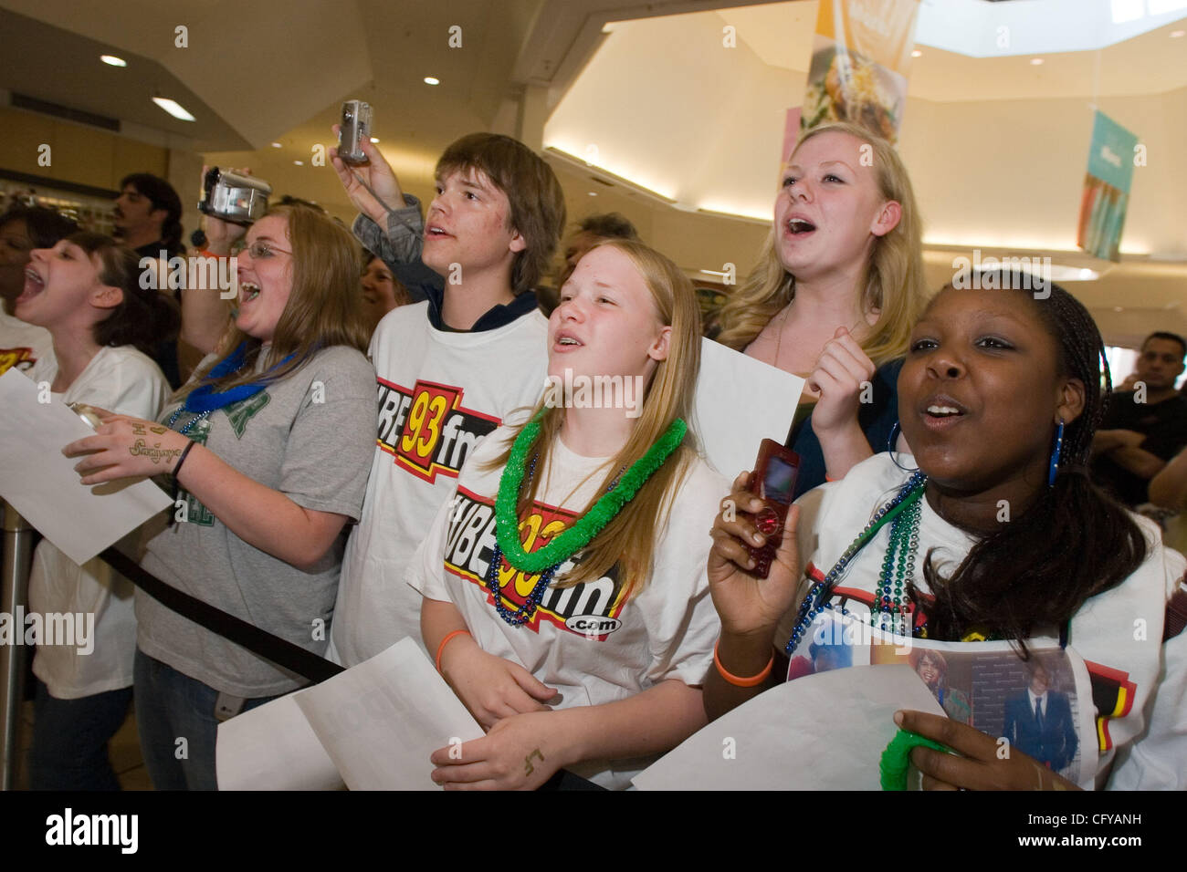 American Idol concorrente Sanjaya Malakar ritorna alla casa del Federal Way,WA. Egli è accolto con un benvenuto heros, presso il cortile al Commons un centro commerciale locale. Da stazioni radio locali, al Sindaco della città Michael Park. Giovani e vecchi girare fuori per cercare di intravedere il 'star'. Quando viene chiesto wh Foto Stock