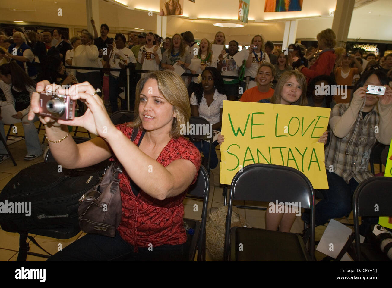 American Idol concorrente Sanjaya Malakar ritorna alla casa del Federal Way,WA. Egli è accolto con un benvenuto heros, presso il cortile al Commons un centro commerciale locale. Da stazioni radio locali, al Sindaco della città Michael Park. Giovani e vecchi girare fuori per cercare di intravedere il 'star'. Quando viene chiesto wh Foto Stock