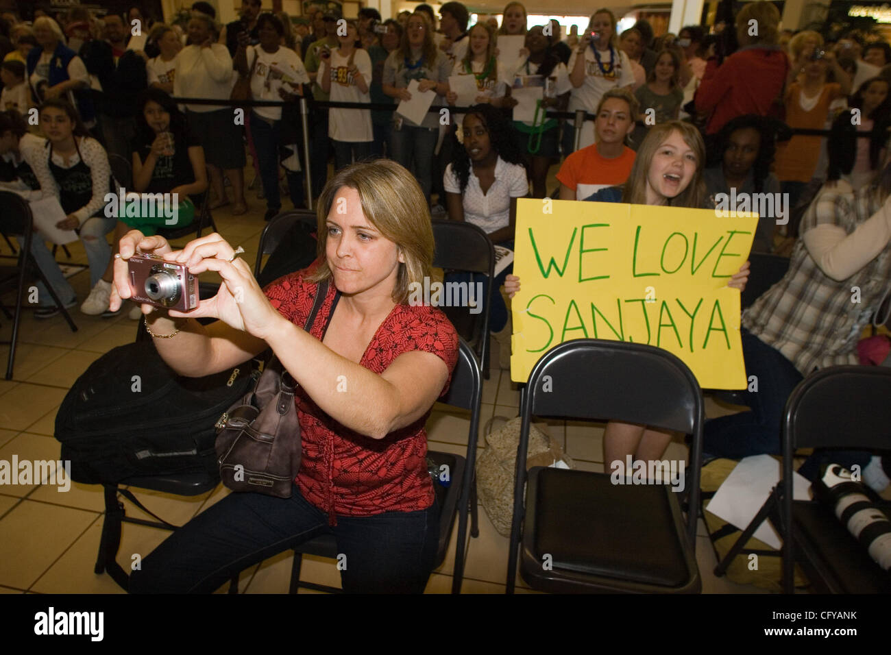 American Idol concorrente Sanjaya Malakar ritorna alla casa del Federal Way,WA. Egli è accolto con un benvenuto heros, presso il cortile al Commons un centro commerciale locale. Da stazioni radio locali, al Sindaco della città Michael Park. Giovani e vecchi girare fuori per cercare di intravedere il 'star'. Quando viene chiesto wh Foto Stock