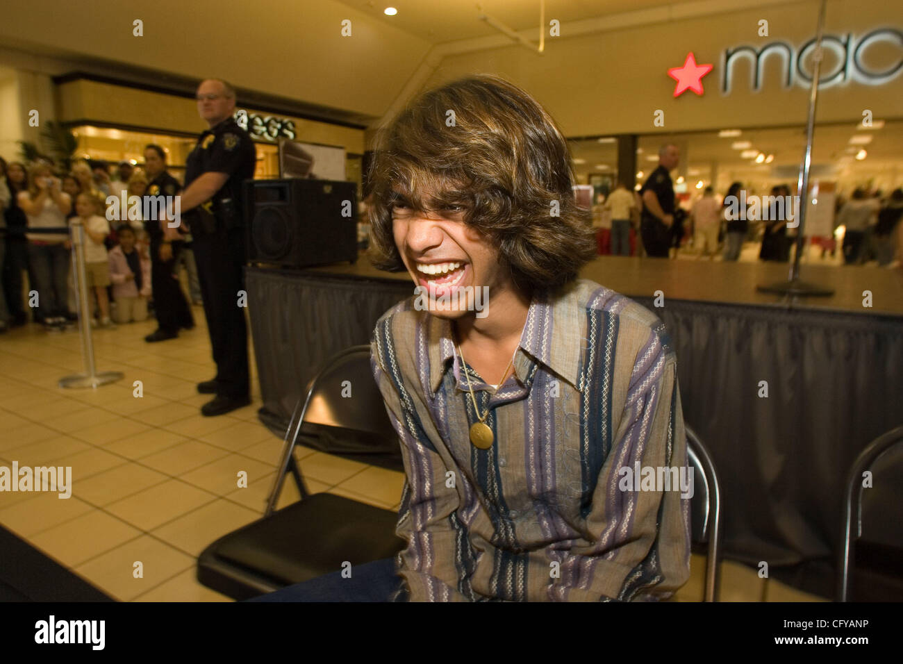 American Idol concorrente Sanjaya Malakar ritorna alla casa del Federal Way,WA. Egli è accolto con un benvenuto heros, presso il cortile al Commons un centro commerciale locale. Da stazioni radio locali, al Sindaco della città Michael Park. Giovani e vecchi girare fuori per cercare di intravedere il 'star'. Quando viene chiesto wh Foto Stock