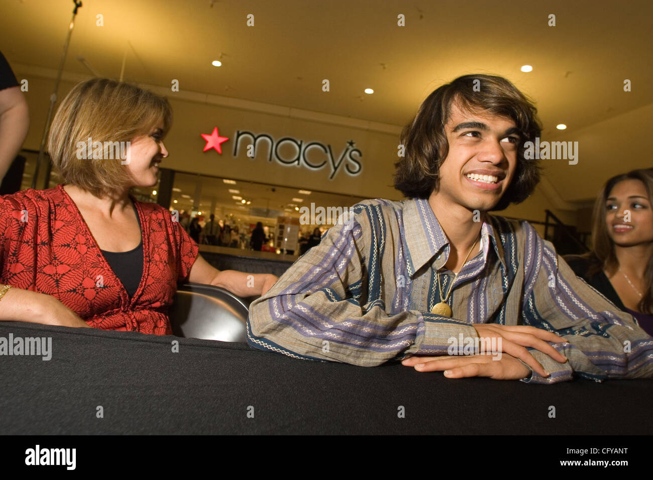 American Idol concorrente Sanjaya Malakar ritorna alla casa del Federal Way,WA. Egli è accolto con un benvenuto heros, presso il cortile al Commons un centro commerciale locale. Da stazioni radio locali, al Sindaco della città Michael Park. Giovani e vecchi girare fuori per cercare di intravedere il 'star'. Quando viene chiesto wh Foto Stock