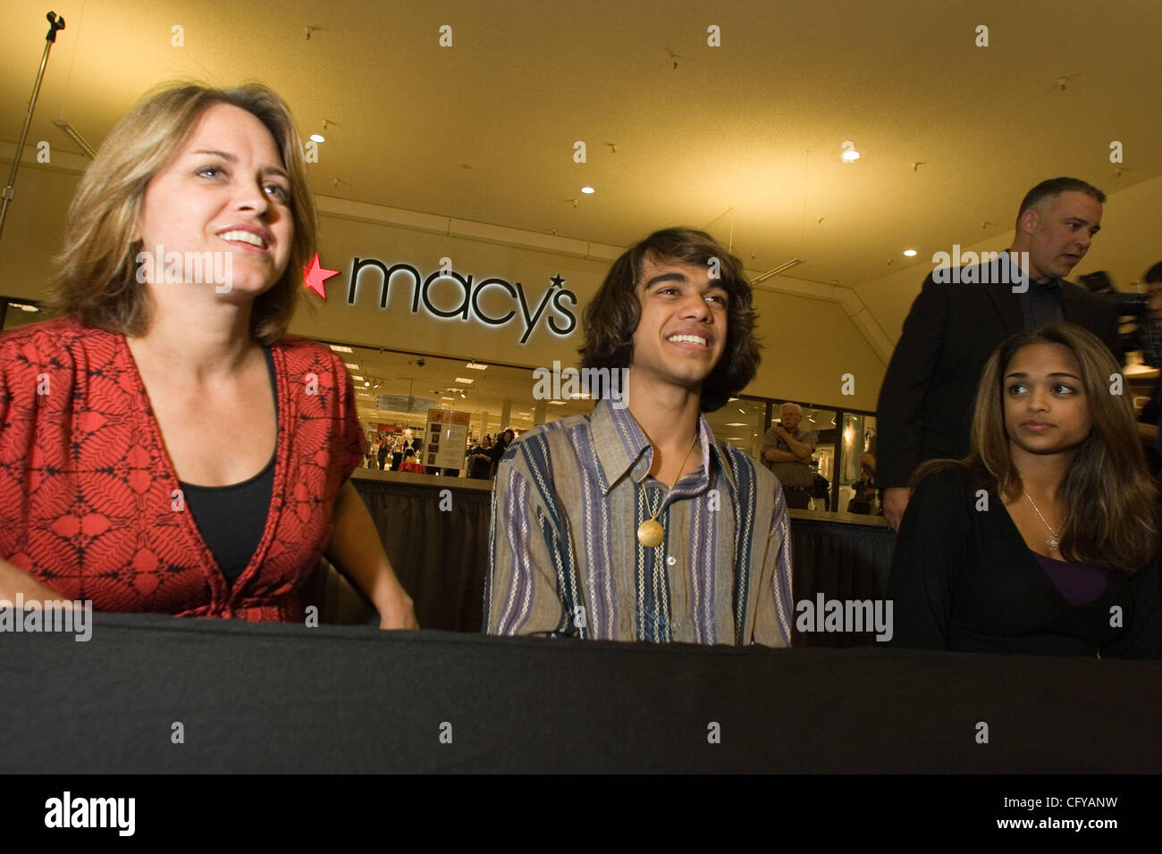American Idol concorrente Sanjaya Malakar ritorna alla casa del Federal Way,WA. Egli è accolto con un benvenuto heros, presso il cortile al Commons un centro commerciale locale. Da stazioni radio locali, al Sindaco della città Michael Park. Giovani e vecchi girare fuori per cercare di intravedere il 'star'. Quando viene chiesto wh Foto Stock