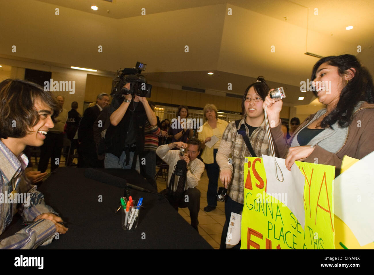 American Idol concorrente Sanjaya Malakar ritorna alla casa del Federal Way,WA. Egli è accolto con un benvenuto heros, presso il cortile al Commons un centro commerciale locale. Da stazioni radio locali, al Sindaco della città Michael Park. Giovani e vecchi girare fuori per cercare di intravedere il 'star'. Quando viene chiesto wh Foto Stock