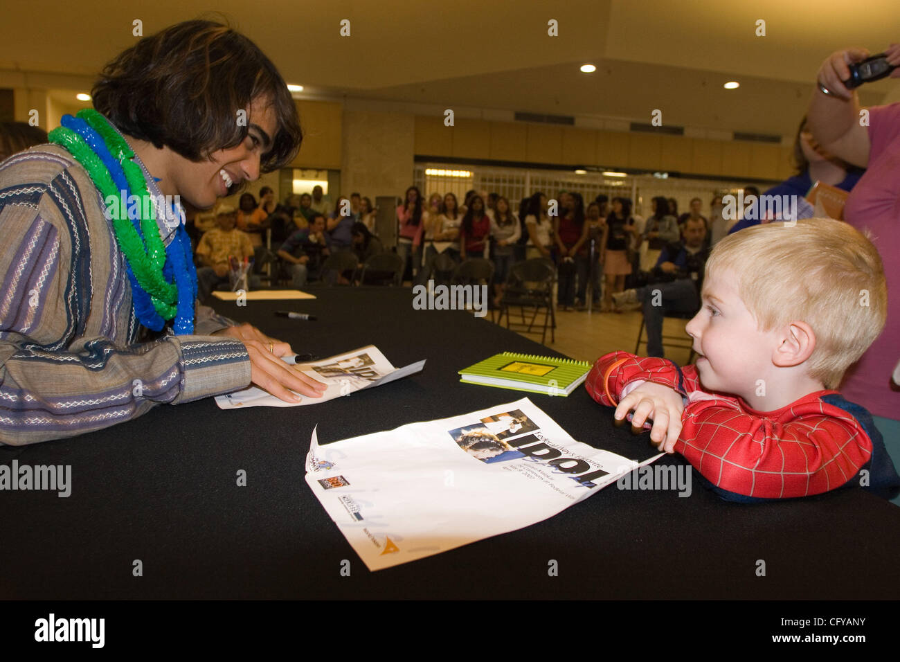 American Idol concorrente Sanjaya Malakar ritorna alla casa del Federal Way,WA. Egli è accolto con un benvenuto heros, presso il cortile al Commons un centro commerciale locale. Da stazioni radio locali, al Sindaco della città Michael Park. Giovani e vecchi girare fuori per cercare di intravedere il 'star'. Quando viene chiesto wh Foto Stock