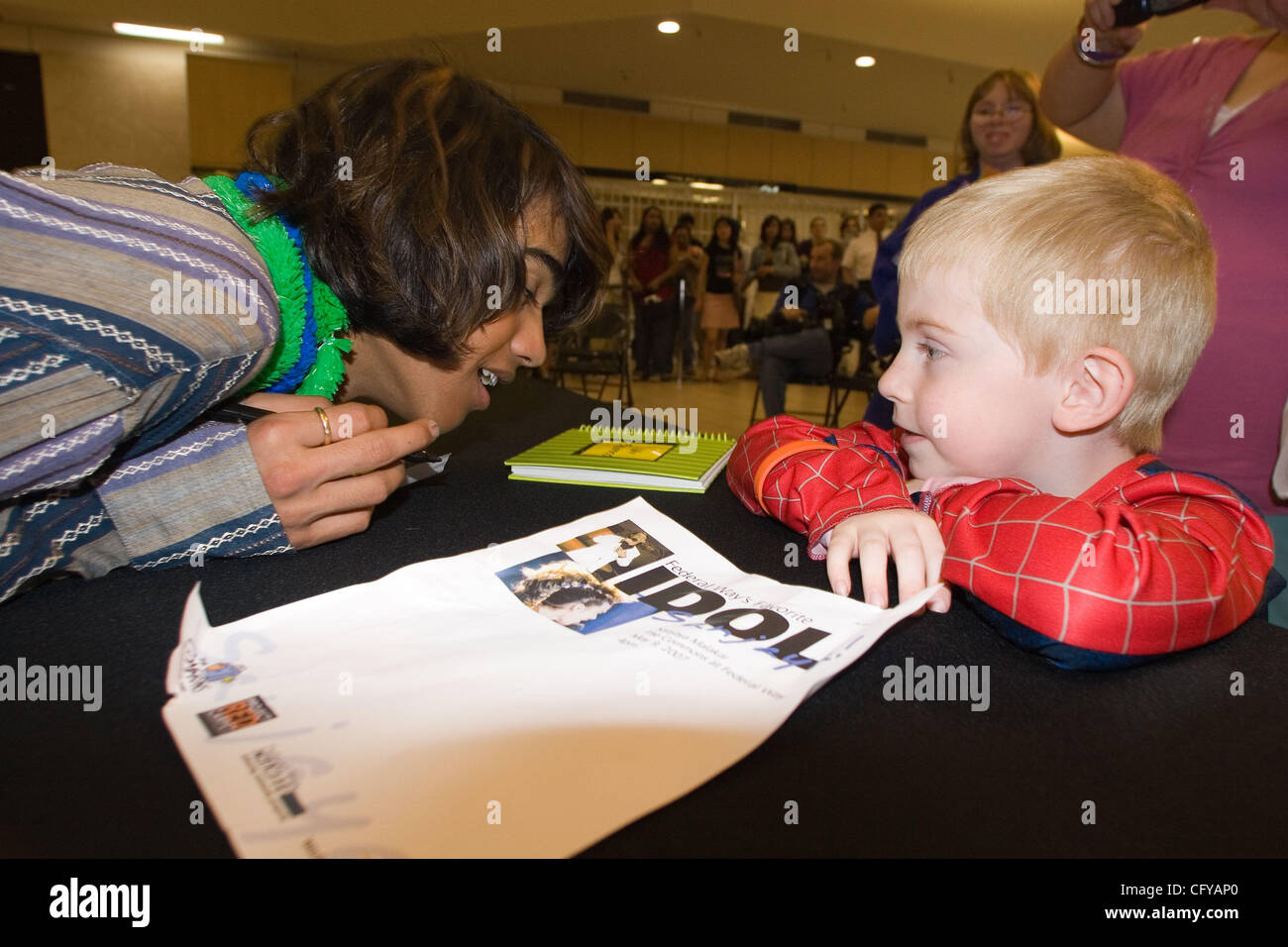 American Idol concorrente Sanjaya Malakar ritorna alla casa del Federal Way,WA. Egli è accolto con un benvenuto heros, presso il cortile al Commons un centro commerciale locale. Da stazioni radio locali, al Sindaco della città Michael Park. Giovani e vecchi girare fuori per cercare di intravedere il 'star'. Quando viene chiesto wh Foto Stock