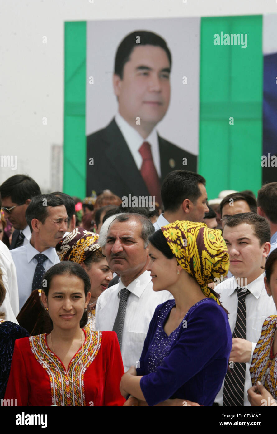 Il presidente russo Vladimir Putin in visita in Turkmenistan. Ritratto del Presidente turkmeno Gurbanguly Berdymukhammedov nel centro asgabad. Foto Stock