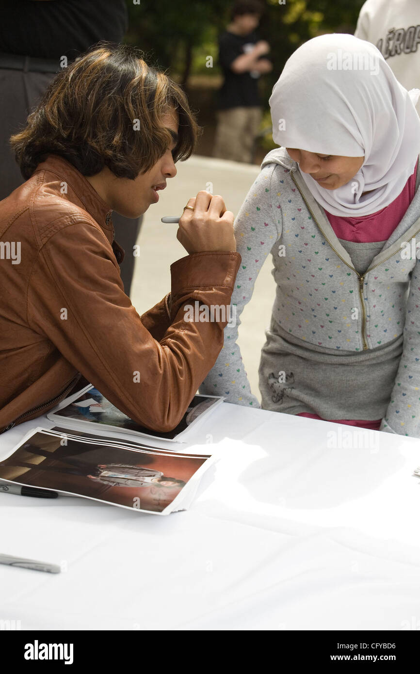 American Idol Sanjaya Malakar, fa la sua prima comparsa in Seattle dopo essere stato votato fuori. Sanjaya mostrato fino a Seattle Center, casa degli Space Needle a firmare autografi e scattare fotografie con ventole. Egli aveva un deludente giro, rispetto al suo aspetto nella sua città natale di Federal Way,W Foto Stock