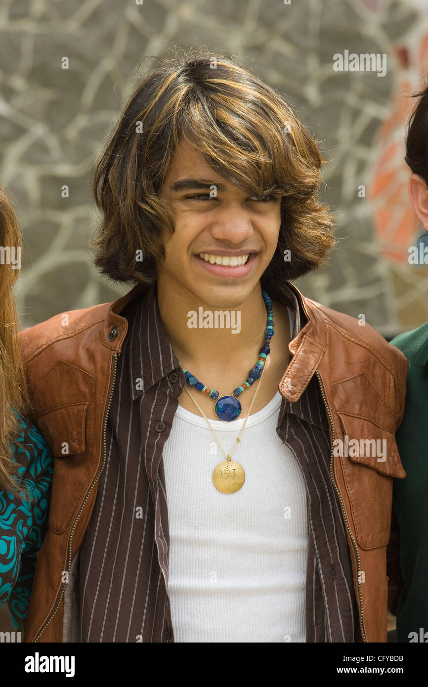American Idol Sanjaya Malakar, fa la sua prima comparsa in Seattle dopo essere stato votato fuori. Sanjaya mostrato fino a Seattle Center, casa degli Space Needle a firmare autografi e scattare fotografie con ventole. Egli aveva un deludente giro, rispetto al suo aspetto nella sua città natale di Federal Way,W Foto Stock