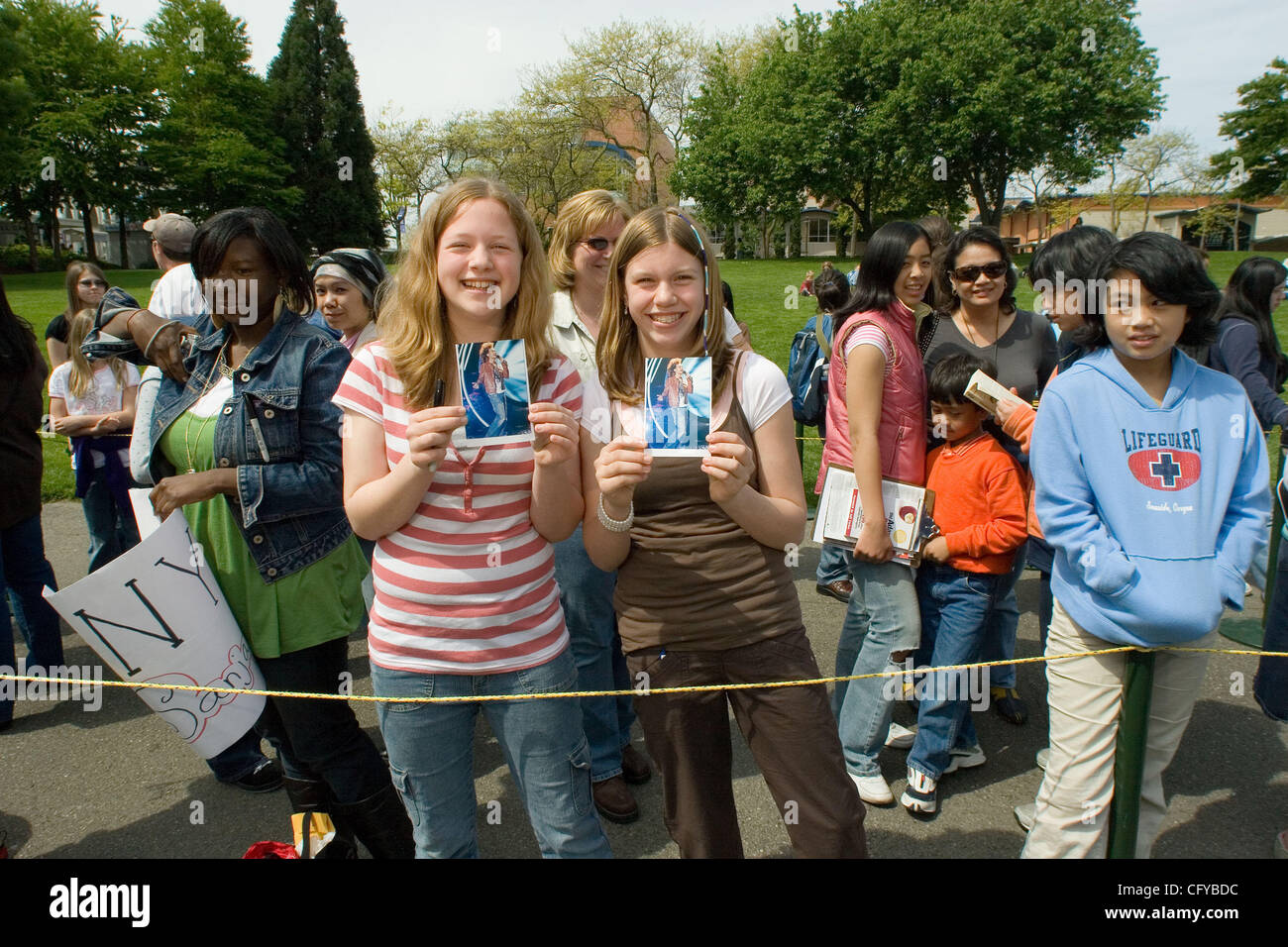 American Idol Sanjaya Malakar, fa la sua prima comparsa in Seattle dopo essere stato votato fuori. Sanjaya mostrato fino a Seattle Center, casa degli Space Needle a firmare autografi e scattare fotografie con ventole. Egli aveva un deludente giro, rispetto al suo aspetto nella sua città natale di Federal Way,W Foto Stock