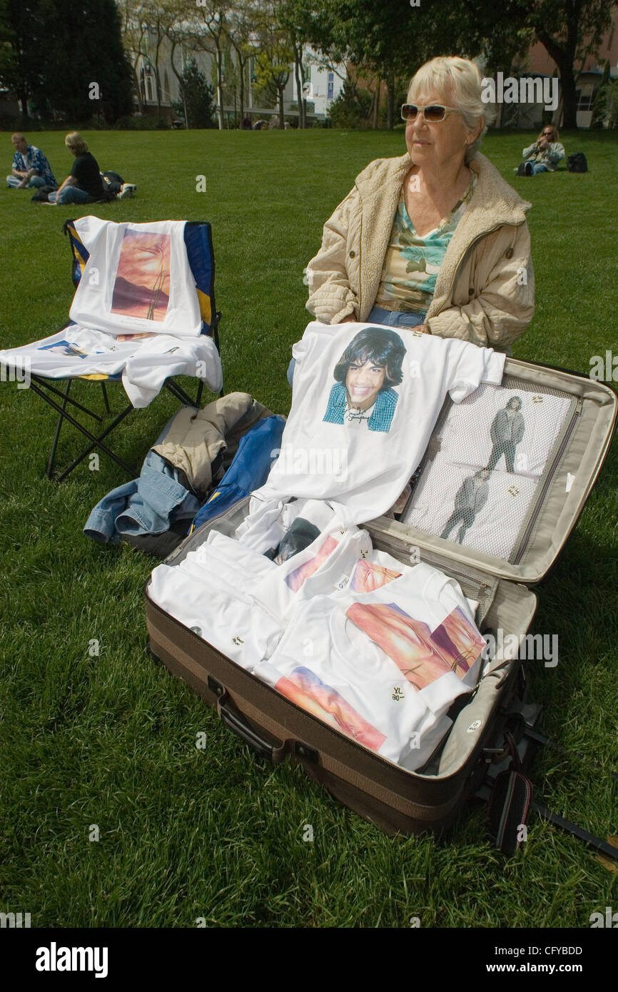 American Idol Sanjaya Malakar, fa la sua prima comparsa in Seattle dopo essere stato votato fuori. Sanjaya mostrato fino a Seattle Center, casa degli Space Needle a firmare autografi e scattare fotografie con ventole. Egli aveva un deludente giro, rispetto al suo aspetto nella sua città natale di Federal Way,W Foto Stock