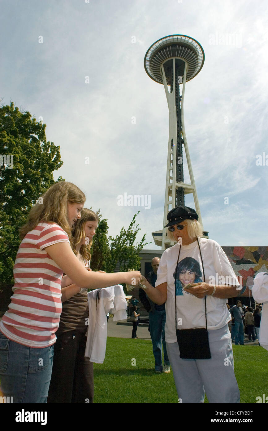 American Idol Sanjaya Malakar, fa la sua prima comparsa in Seattle dopo essere stato votato fuori. Sanjaya mostrato fino a Seattle Center, casa degli Space Needle a firmare autografi e scattare fotografie con ventole. Egli aveva un deludente giro, rispetto al suo aspetto nella sua città natale di Federal Way,W Foto Stock