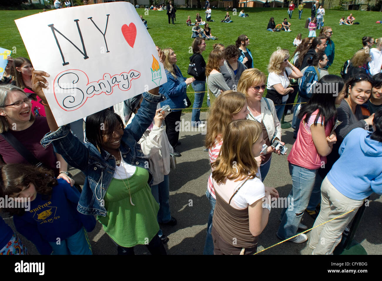 American Idol Sanjaya Malakar, fa la sua prima comparsa in Seattle dopo essere stato votato fuori. Sanjaya mostrato fino a Seattle Center, casa degli Space Needle a firmare autografi e scattare fotografie con ventole. Egli aveva un deludente giro, rispetto al suo aspetto nella sua città natale di Federal Way,W Foto Stock