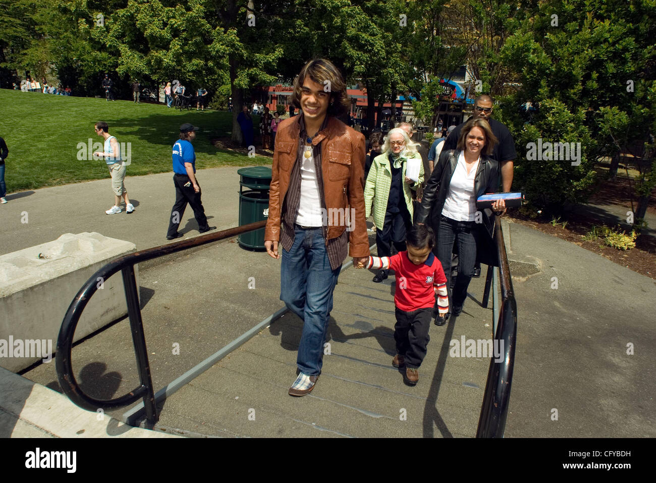 American Idol Sanjaya Malakar, fa la sua prima comparsa in Seattle dopo essere stato votato fuori. Sanjaya mostrato fino a Seattle Center, casa degli Space Needle a firmare autografi e scattare fotografie con ventole. Egli aveva un deludente giro, rispetto al suo aspetto nella sua città natale di Federal Way,W Foto Stock
